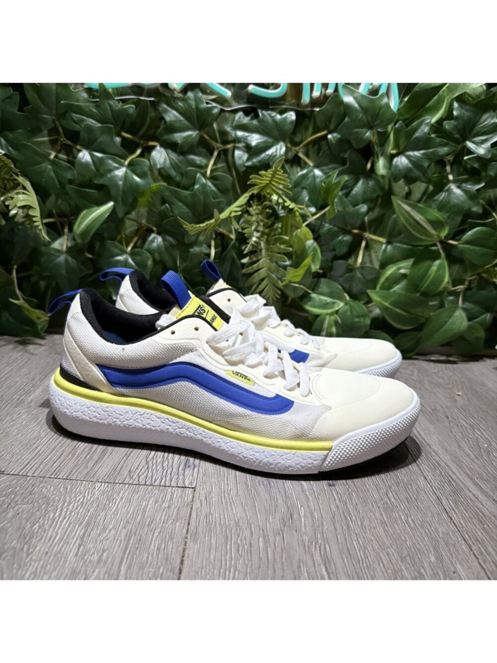 VANS UltraRange EXO Womens Size 9 UltraCush White Blue Athletic Sneakers